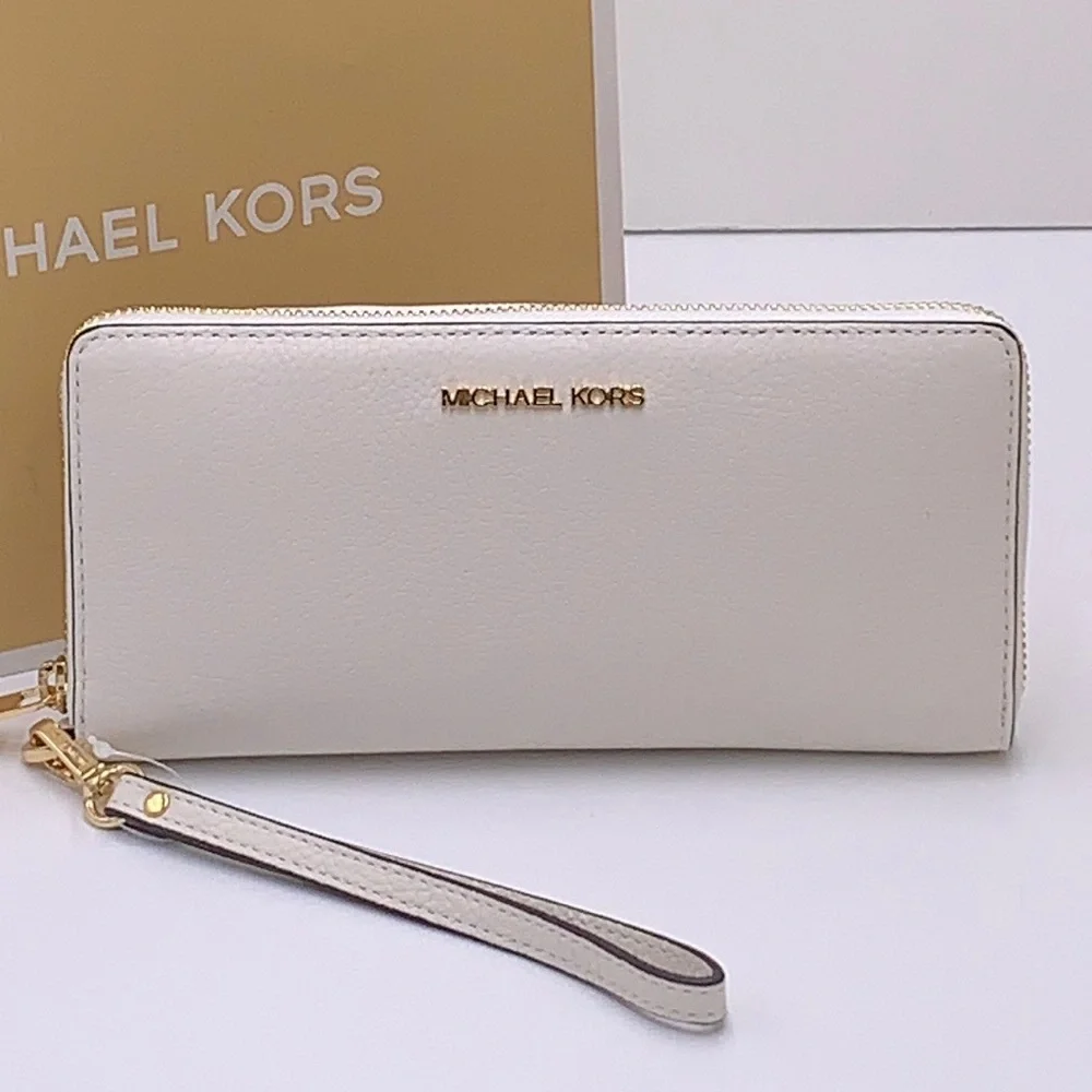MICHAEL KORS LARGE TRAVEL CONTINENTAL WRISTLET WALLET OPTIC WHITE COLOR
NWT - Picture 13 of 16